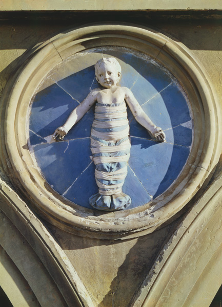 Andrea della Robbia<br /><i>Swaddled child</i>, created c. 1463–6, installed 1487<br />Glazed terracotta tondo<br />Ospedale degli Innocenti, Florence<br />Scala/Art Resource, NY
